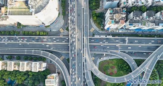 线上股票配资网址 创历史新高！我国已建成全球最大高速铁路、公路网